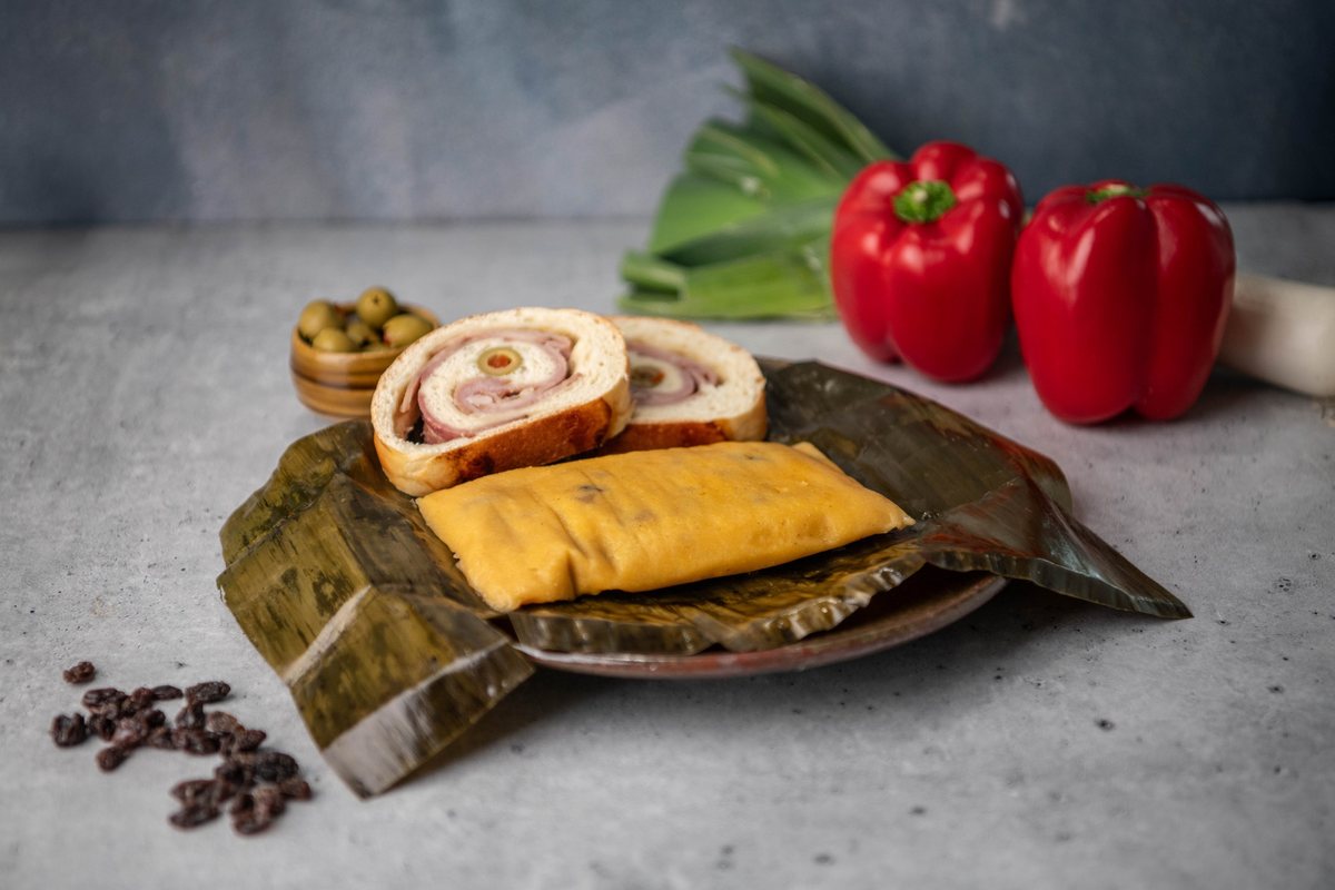 Hallaca con pan de jamón sobre su hoja de plátano