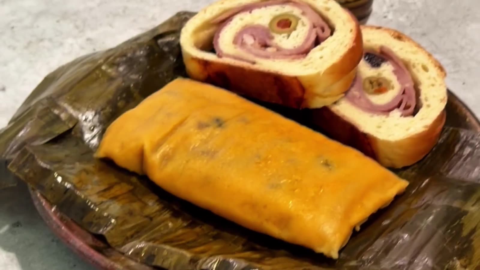 Hallacas servidas sobre su hoja de plátano