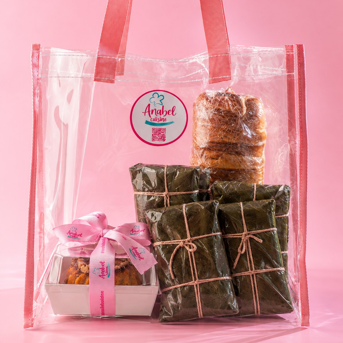Combo Noelia: 4 Hallacas, 1 Mini Pan de Jamón, 1 Mini Isabella Cake